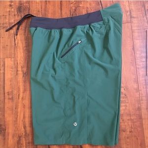 Lululemon The Short green medium 11 inch